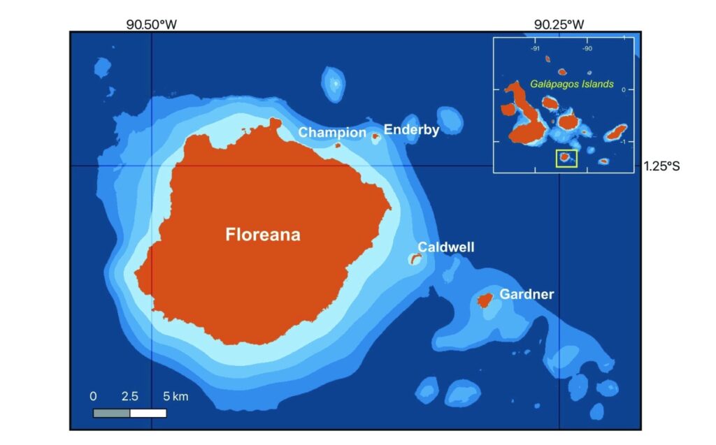 Carte de l'archipel des Galápagos avec un gros plan de l'île de Floreana et des îlots environnants.
